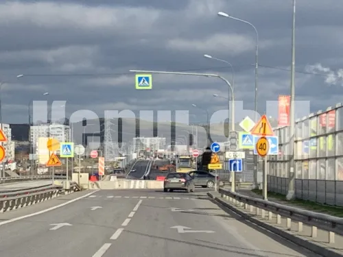 На новом керченском путепроводе сегодня наносили дорожную разметку