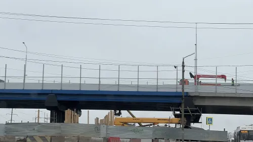 На путепроводе на Будённого в Керчи идут работы: часть конструкции покрасили в синий цвет