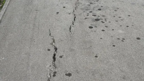 Подрядчик «подлатал» тротуар частично: проблема в Керчи остаётся нерешённой