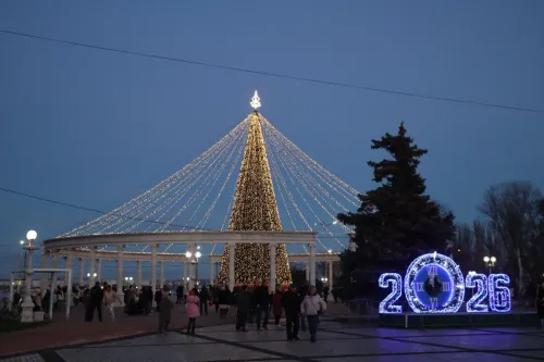 На главной ёлке Керчи зажгли огни