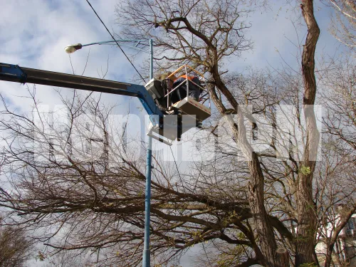 В Керчи в районе школы № 25 восстанавливают уличное освещение