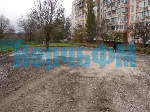 За домом по Генерала Петрова, 16 в Керчи обещали сделать футбольную площадку и парковку