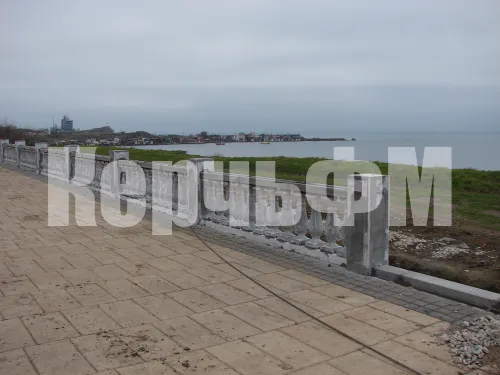 В Приморском парке Керчи над морем ставят ограждение