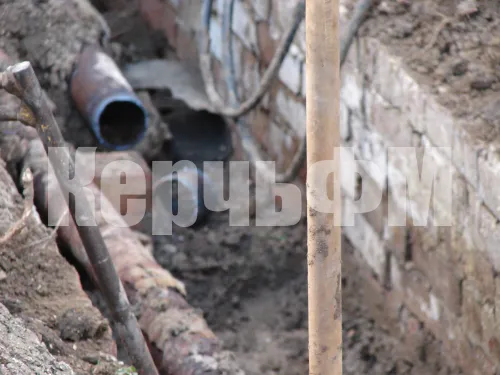 В Керчи у дома по Кирова, 77 ликвидируют порыв подводящей трубы отопления