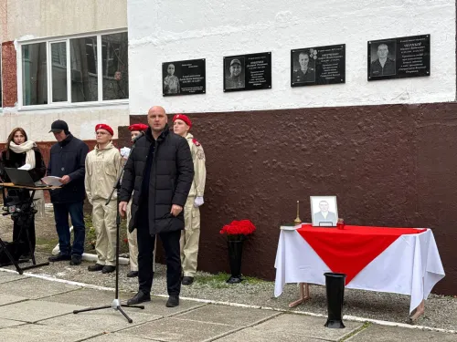 В керченских школах №15 и №23 увековечили память героев СВО