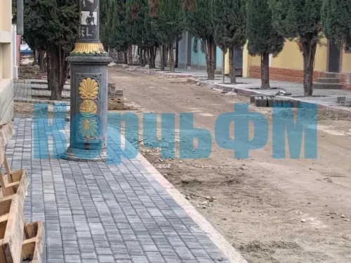 На Циолковского в Керчи уложили тротуарную плитку почти до половины улицы