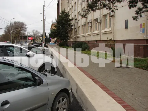 Парковка у здания по Свердлова, 6 в Керчи: керчане недовольны