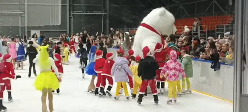 В Керчи впервые состоялся новогодний утренник на льду