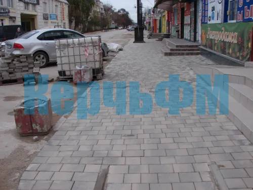На улице Пролетарской в Керчи продолжают менять тротуар