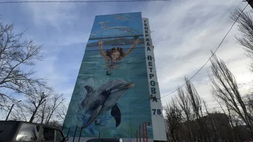 Новый мурал украсил фасад жилого дома в Керчи