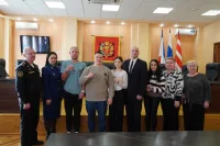 Новости » Общество: Пятеро керчан из категории детей-сирот получили ключи от квартир