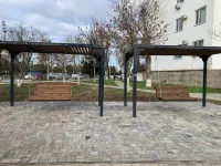 Новости » Общество: В районе РЭС в Керчи к перголам прикрепили качели