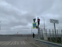 Новости » Общество: В Керчи дорожный знак "Уступи дорогу" стал флюгером