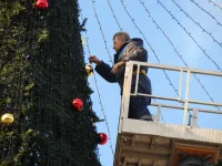 Новости » Общество: В Керчи ведутся последние приготовления к зажжению главной елки