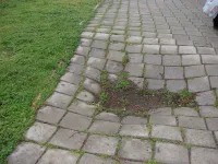 Тротуар вдоль дома по Кирова, 111 в Керчи: сплошные провалы