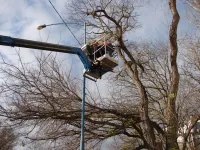 Новости » Общество: В Керчи в районе школы № 25 восстанавливают уличное освещение