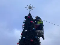 Новости » Общество: На елке у ДК "Корабел" в Керчи заменили макушку