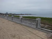 Новости » Общество: В Приморском парке Керчи над морем ставят ограждение