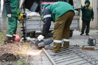 Новости » Общество: На Вокзальном шоссе вдоль дороги устанавливают ограждения