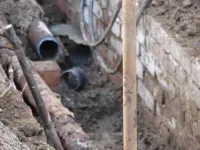 Новости » Общество: В Керчи у дома по Кирова, 77 ликвидируют порыв подводящей трубы отопления