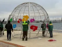 Новости » Общество: В Керчи продолжается активная подготовка к новогоднему оформлению города