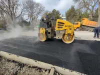 Новости » Спорт: В Молодежном парке асфальтируют площадку для бадминтонного корта