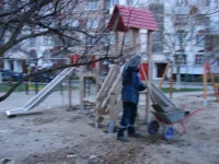 В Керчи активировались работы по обновлению детской площадки во дворе Кирова, 119