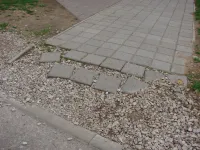 Разрушенную тротуарную дорожку за домом Кирова, 119 в Керчи так и не восстановили