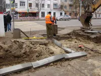 У остановки "Казакова" в Керчи восстанавливают тротуар у пешеходного перехода