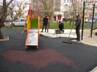 Новости » Общество: На детской площадке во дворе Кирова, 119 в Керчи укладывают резиновое покрытие