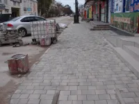На улице Пролетарской в Керчи продолжают менять тротуар