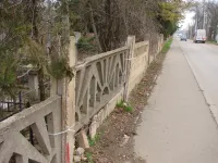 На центральном кладбище Керчи восстановили часть ограждений