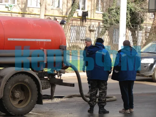 В Керчи на Горьковском кольце потек канализационный колодец