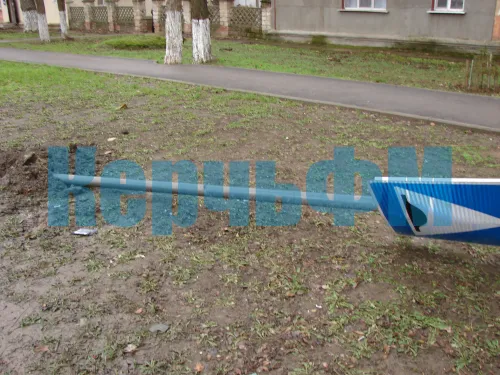 В Керчи дорожный знак "лежачий полицейский" лежит рядом с дорогой