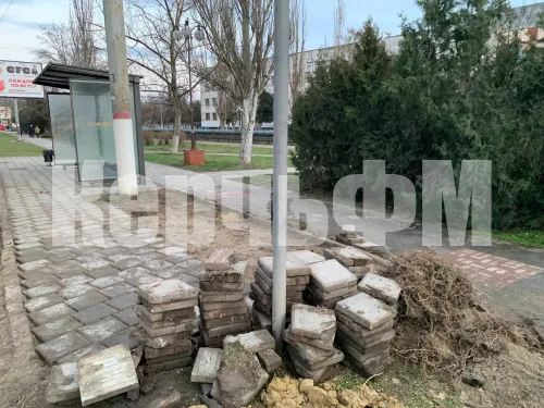 У остановки "Горбольница" в Керчи восстанавливают плитку