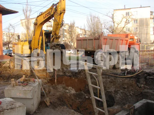 На перекрестке Полевая-Мирошника в Керчи ведется состыковка труб нового водовода