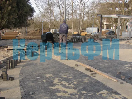 В Приморском парке укладка плитки возле фонтана близится к завершению