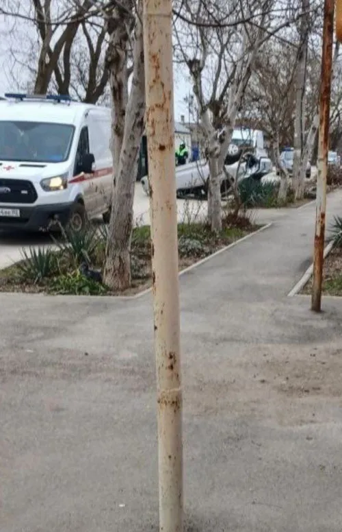 Серьезная авария в Керчи: машина перевернулась на улице Островского