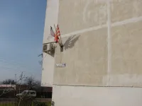 Новости » Общество: Ветер повредил флаги на доме по Кирова, 119