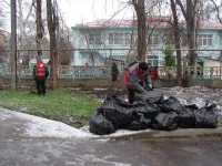 Новости » Общество: Уборщики внутриквартальных территорий в Керчи работают в любую погоду