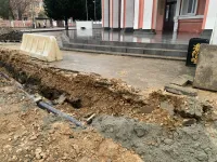 Трубы отопления к больнице водников в Керчи уложили, асфальт требует восстановления