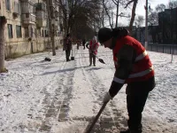 Новости » Общество: Коммунальщики Керчи продолжают расчищать от снега тротуары