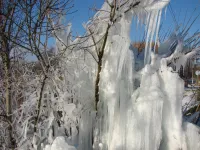 Новости » Коммуналка: Красивый ледник образовал прорыв водовода в Керчи в районе улицы Годыны