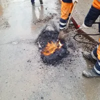 Новости » Общество: В Керчи «латают» ямы после снега