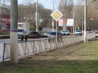 Новости » Общество: У остановки "АТП" в Керчи установили ограждения