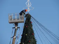 Новости » Общество: В Керчи начали убирать украшения с главной елки города