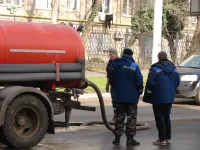 Новости » Общество: В Керчи на Горьковском кольце потек канализационный колодец