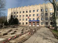 Новости » Общество: Плитку перед входом в Школу искусств имени Р.Сердюка демонтировали не всю