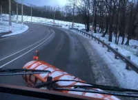 В Крыму дорожники проводят превентивную обработку покрытия основных магистралей