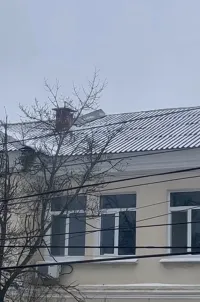 Новости » Криминал и ЧП: Опасность над головами: со здания детской больницы Керчи может сорваться лист металла